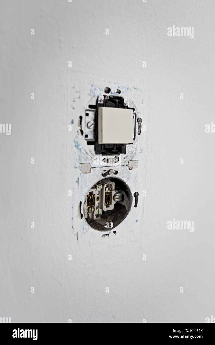 Wand, Lichtschalter und Steckdose ohne Deckel Stockfotografie - Alamy