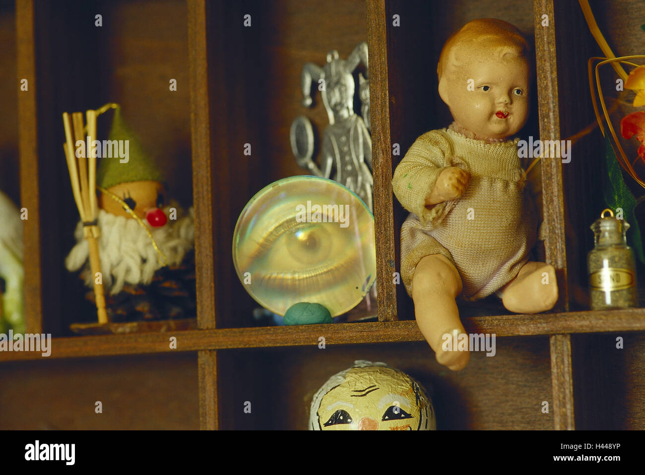 Groß-/Kleinschreibung, Nippes, Detail, Kasten, Sammler-Fall, Regal, Fällen, Chancen und enden, Aufzug, sammeln, Sammlung, Figuren, Puppe, Miniatur, Auge, Hologramm, Zwerg, Porzellanpuppe, Stockfoto