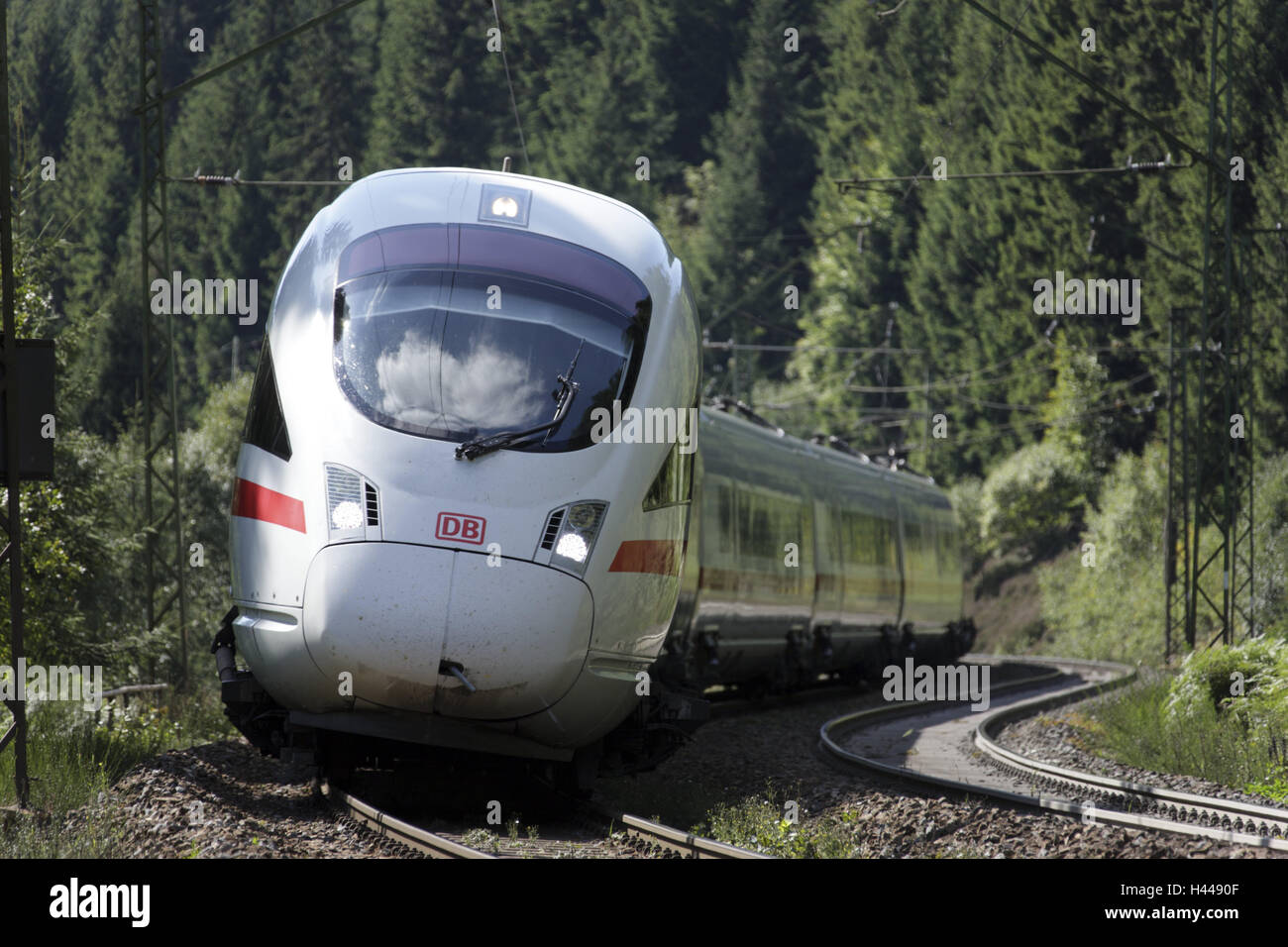 Express, intercity express, Spuren, Wicklung, keine Eigenschaft nur redaktionell Freigabe, INTERCITY EXPRESS T, Neigezug, Neigetechnik, Zug, Flugbahn, Architektur, Schienenverkehr, Bahnreise, Bahnfahrt, Zugfahrt, Transport, Förderung, Transport von Menschen, Eisenbahn, Verkehr, Schienenverkehr, Reisen, draußen, Holz, biegt, neigen, Stockfoto