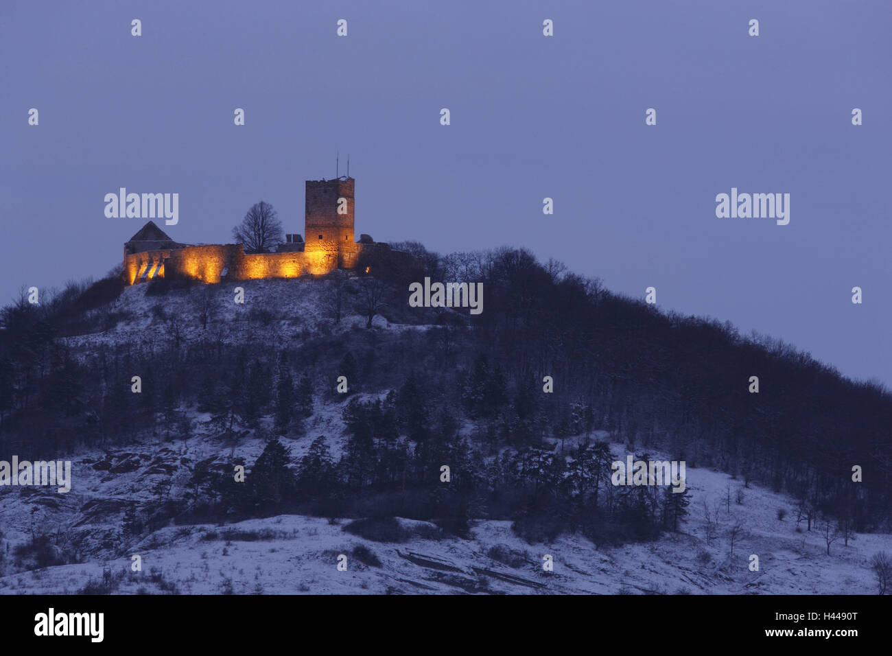 Deutschland, Thüringen, drei gleichen, Burg gleichen, Beleuchtung, Ort von Interesse, Reiseziel, Tourismus, Landschaft, Hügel, Saison, Winter, Schnee, menschenleer, Burg, Turm, Lichter, Tagesanbruch, Morgen, Dämmerung, Himmel, historisch, Stockfoto