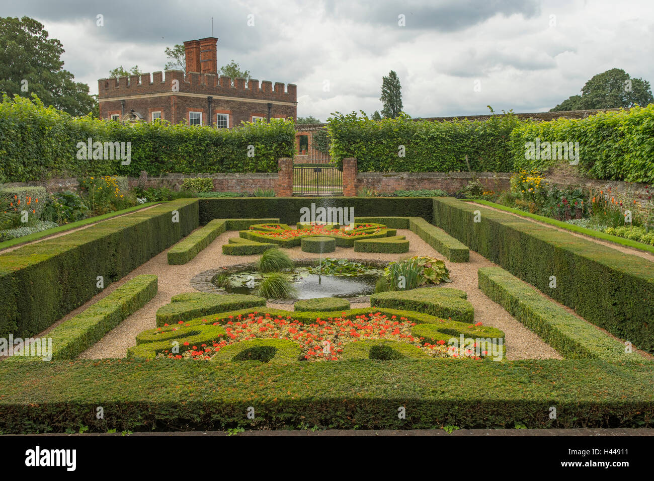 Garten mit Pool, Hampton Court Palace, Richmond, London, England Stockfoto