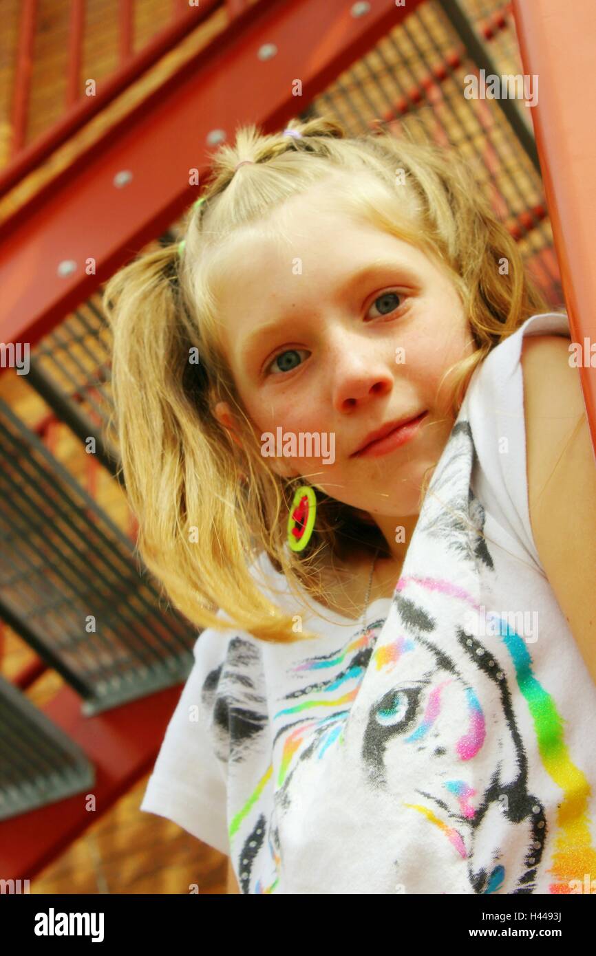 Porträt eines jungen Mädchens auf der Feuertreppe Stockfoto