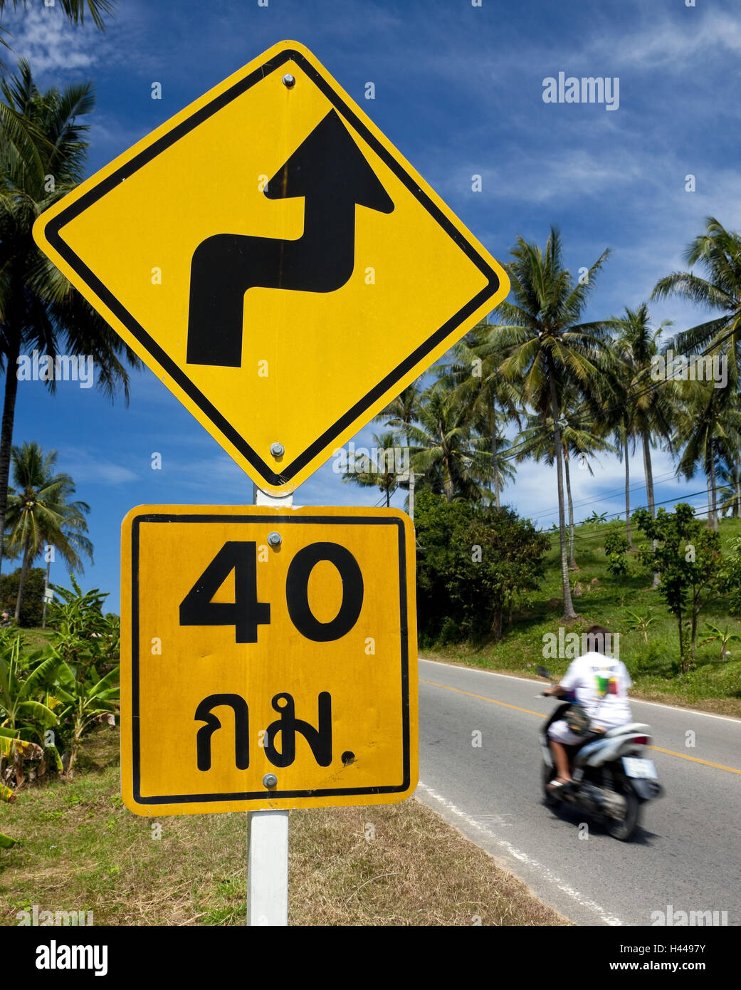 Thailand, Phuket, Straße, moped Fahrer, Rückansicht, Straßenschild, Stockfoto