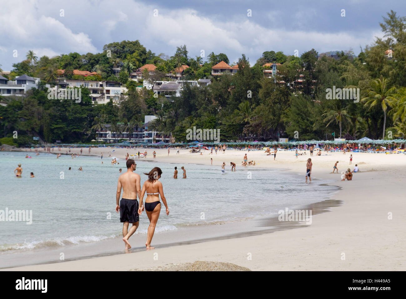 Thailand, Insel Phuket Kata Noi Beach, Badegäste, Stockfoto