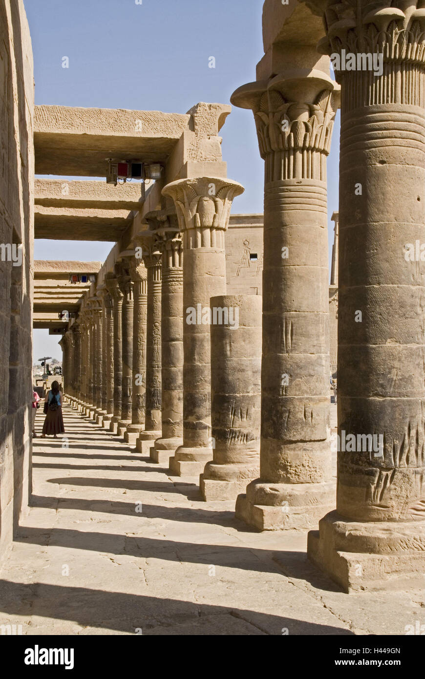 Ägypten, Assuan, Nil, Insel Agilkia, Philae Tempel, Kolonnade, Tourist, Oberägypten, Kunst, Kultur, Ziel, kulturelle Reisen, Tourismus, Archäologie, Architektur, antike, historisch, Ort von Interesse, alt-ägyptischen, Ruine Standort, Ruinen, Reisegruppe, Person, Besichtigungen, Attraktion, Tempelanlage, Nil-Insel, Säulen, Stockfoto