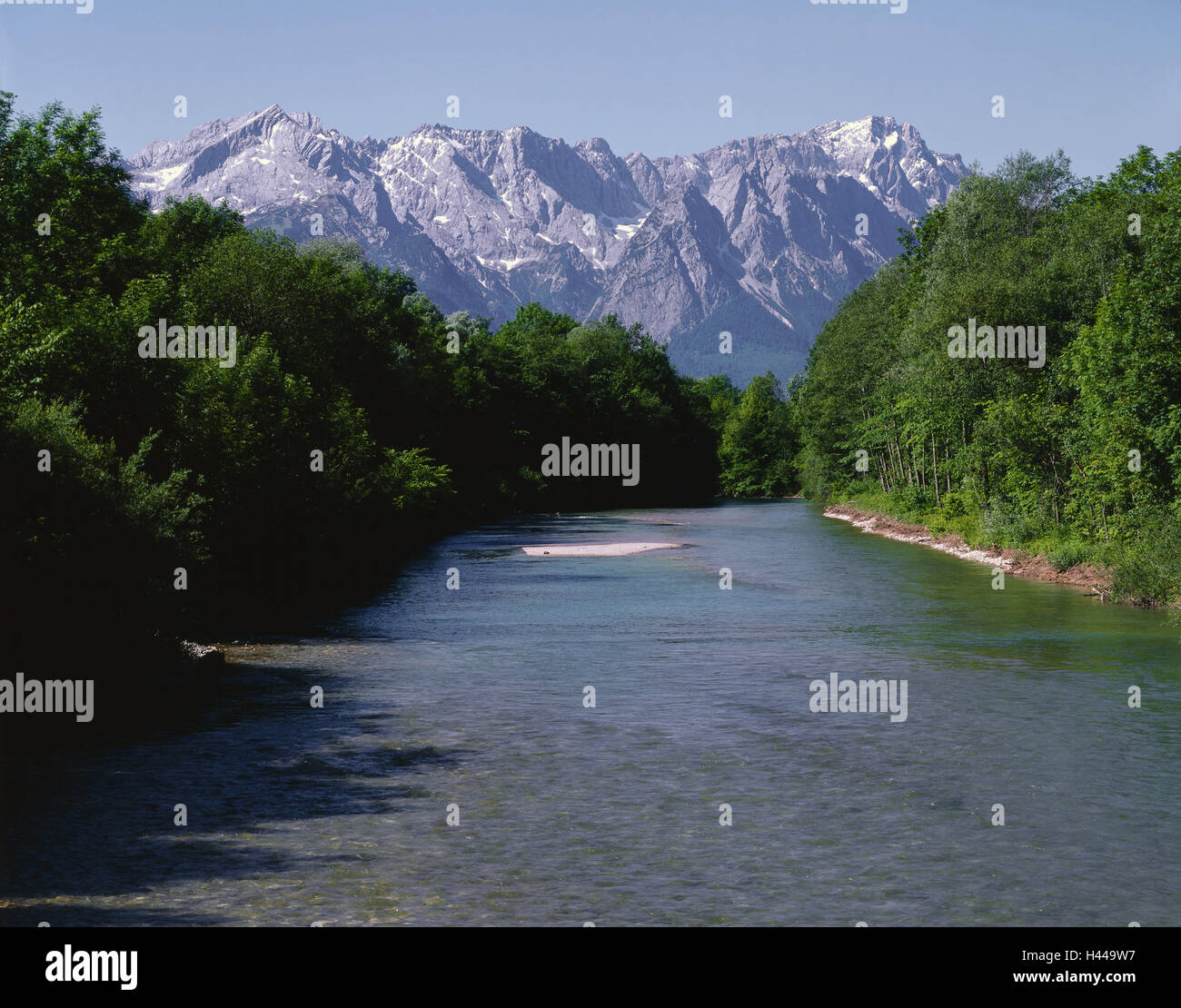 Deutschland, Oberbayern, Farchant, Fluss Loisach, Zugspitze-Massivs, Süddeutschland, Bayern, Landschaft, Berge, Berge, Sommer, draußen, Wasser, Bäume, Vegetation, Natur, sonnige, verlassenen, Stockfoto