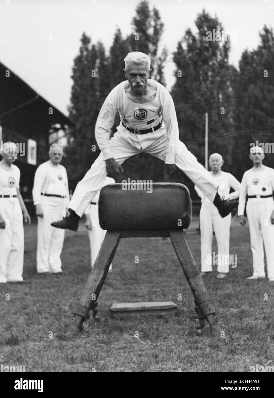 Deutschland, Berlin-Neukölln, Turnverein, Alter Kader Turnier, Senior, Leapfrog, Sportplatz, Stockfoto