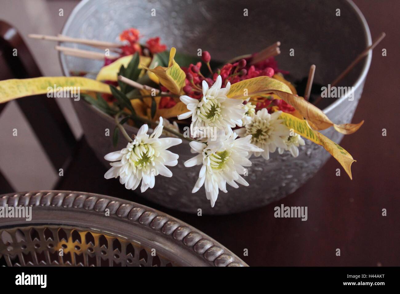 Blumen im Banane Blatt Kegel zum buddhistischen Gottesdienst Stockfoto