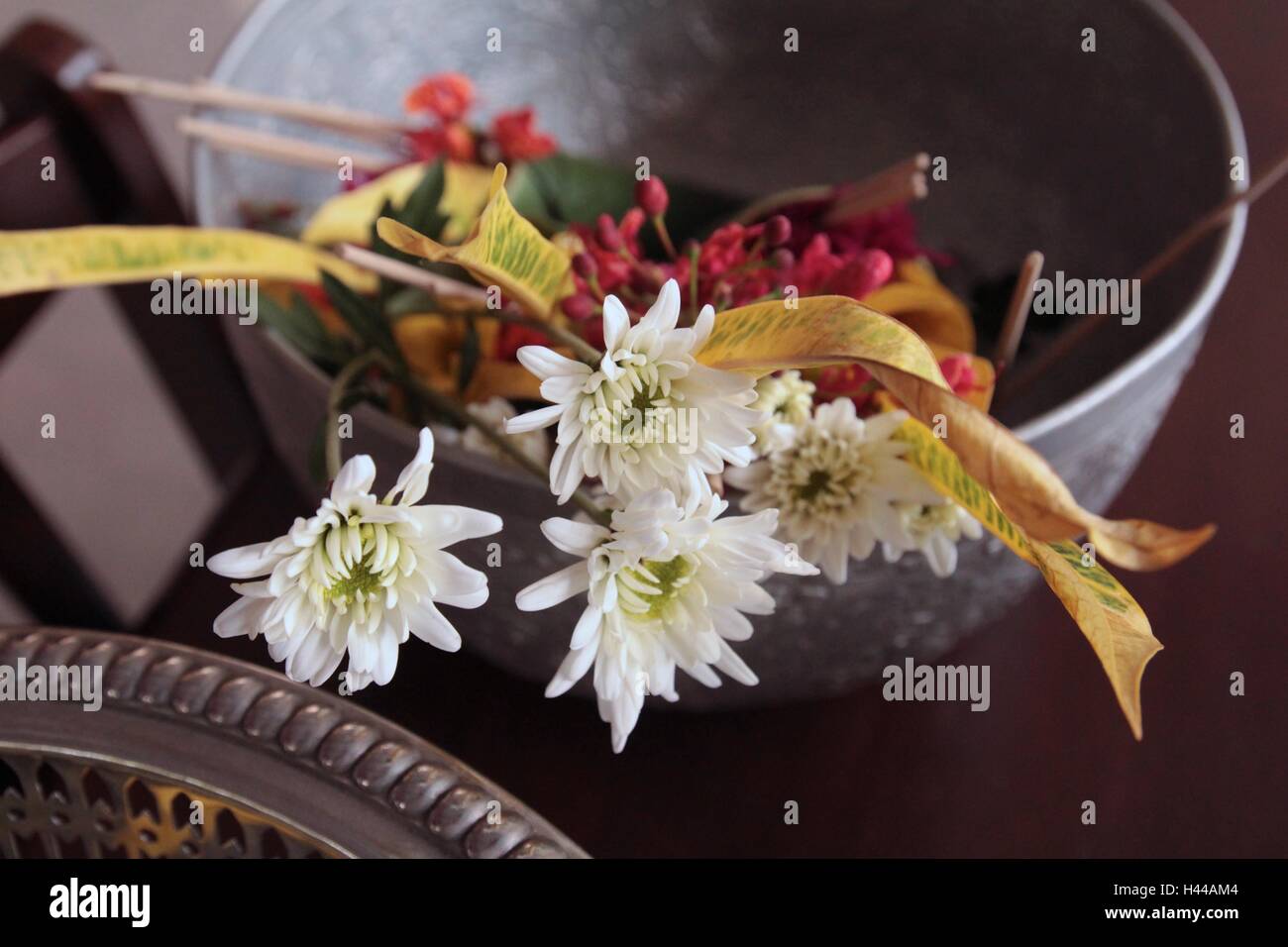 Blumen im Banane Blatt Kegel zum buddhistischen Gottesdienst Stockfoto