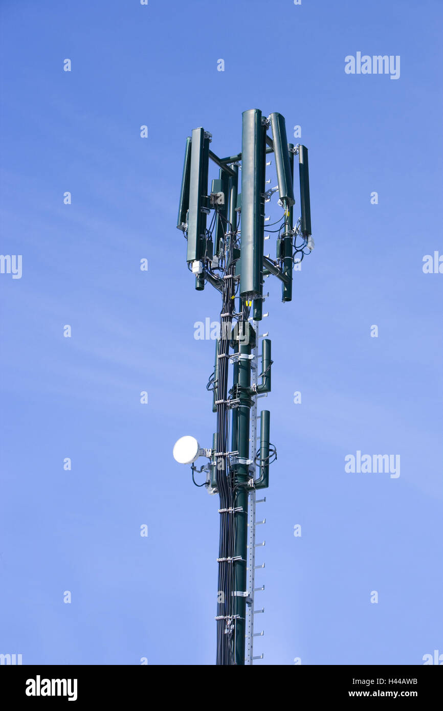 Handy-Mast, schwarzer, blauer Himmel, Stockfoto