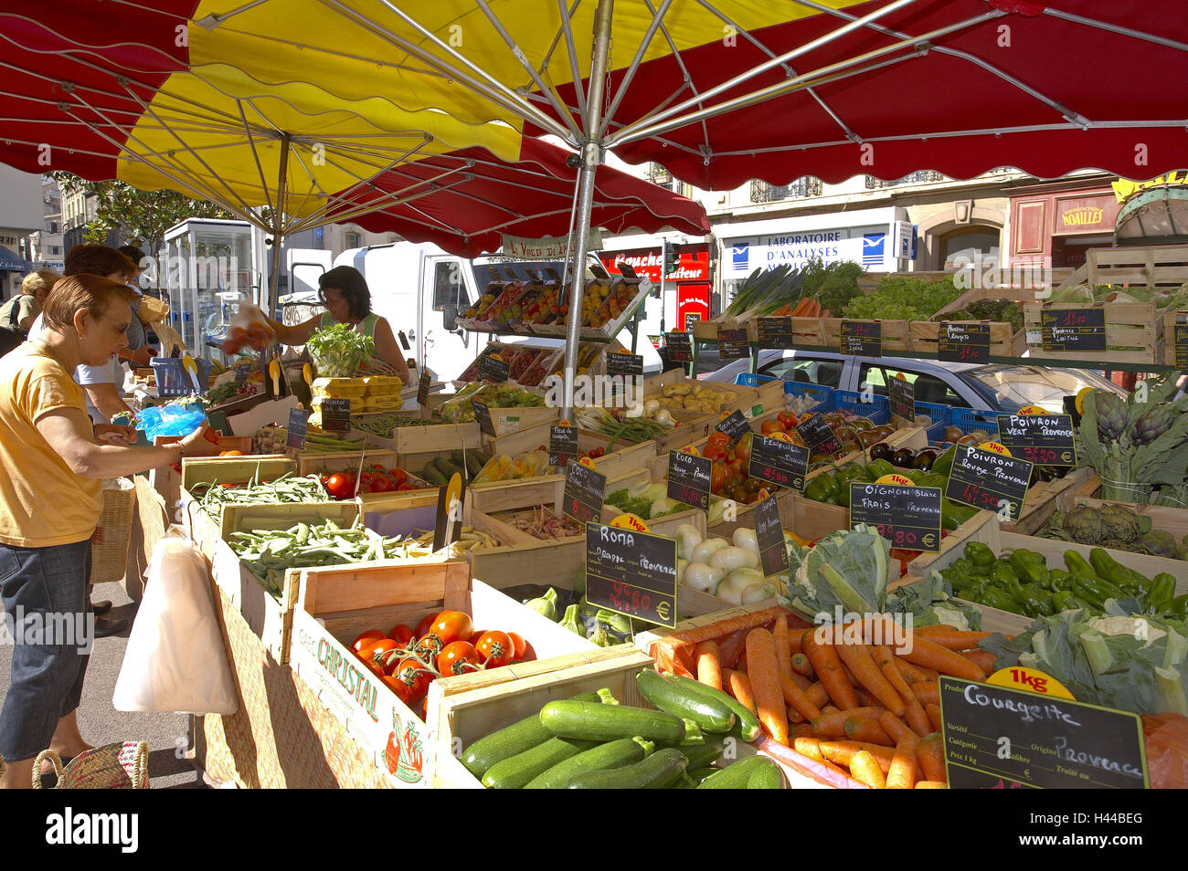 Frankreich, Provence, Marseille, Altstadt, Markt, Stall, Tourist, Obst, Gemüse, kein Model-Release, Stockfoto