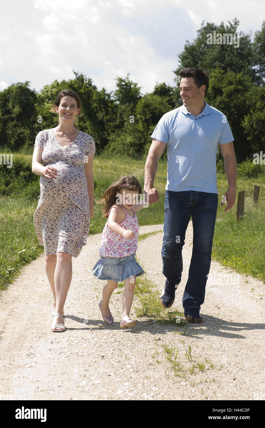 Feldweg, Familie, fröhlich, Spaziergang, Sommer, Stockfoto