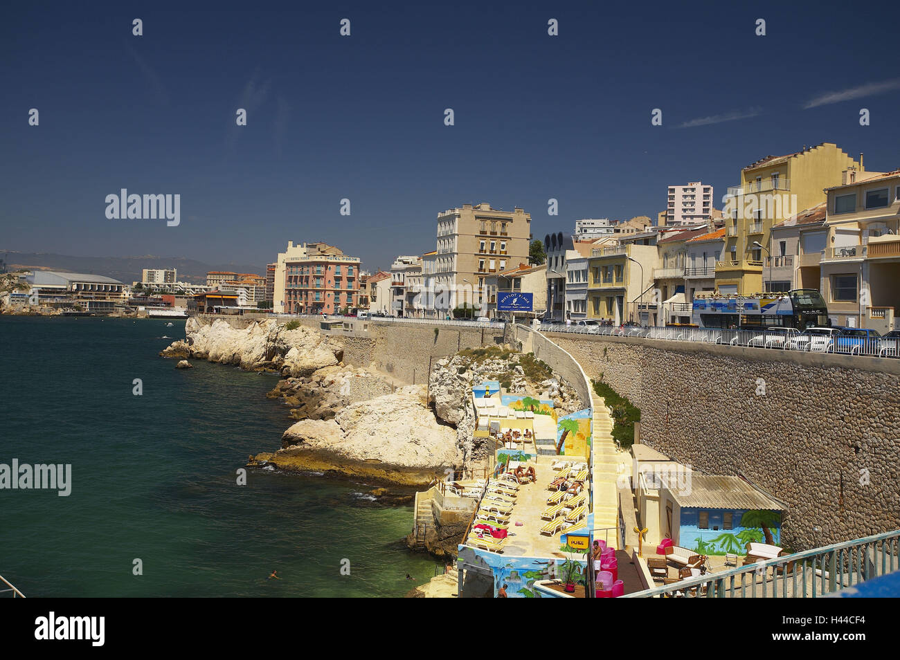 Frankreich, Provence, Marseille, Blick auf die Stadt, Strandcafés, Touristen, kein Model-Release, Stockfoto