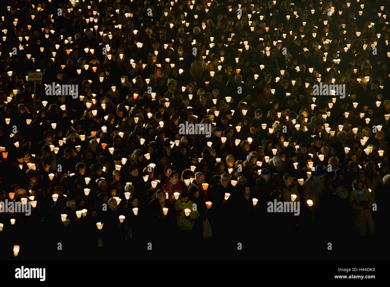 Gläubige beten, Hingabe, Kerzen, Nacht, Lourdes, Frankreich, Stockfoto