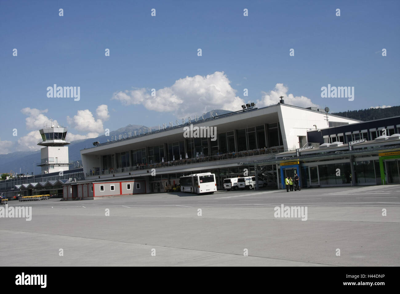 Österreich, Tirol, Innsbruck, Flughafen, Reise, Reise durch die Luft, Gebäude, Architektur, Flughafen-terminal, Turm, Turm, Landeplatz, Busse, Personal, Person, kein Model-Release Stockfoto