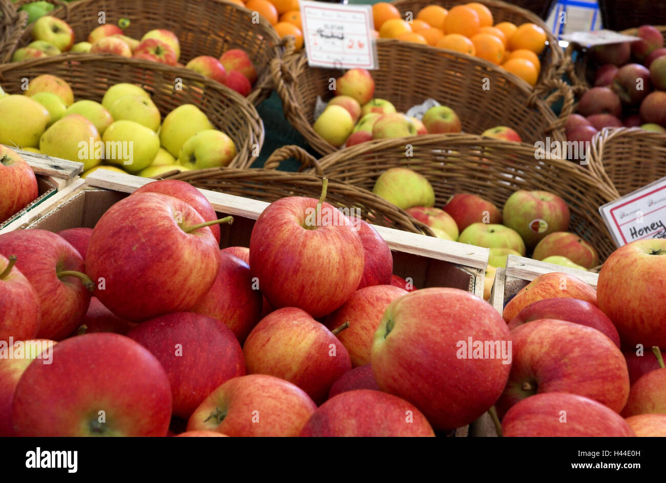 Äpfel, Markt, Stall, Obstkörbe, Obst, Apfelernte, Vertrieb, Viktualienmarkt, rot, München, vegetarisch, gesund, frisch, Obst, Stall, Obst-Vertrieb, Apfel-Sorten, verstorben, Preisschild, Früchte, Wochenmarkt, Verkaufsstand, Stockfoto