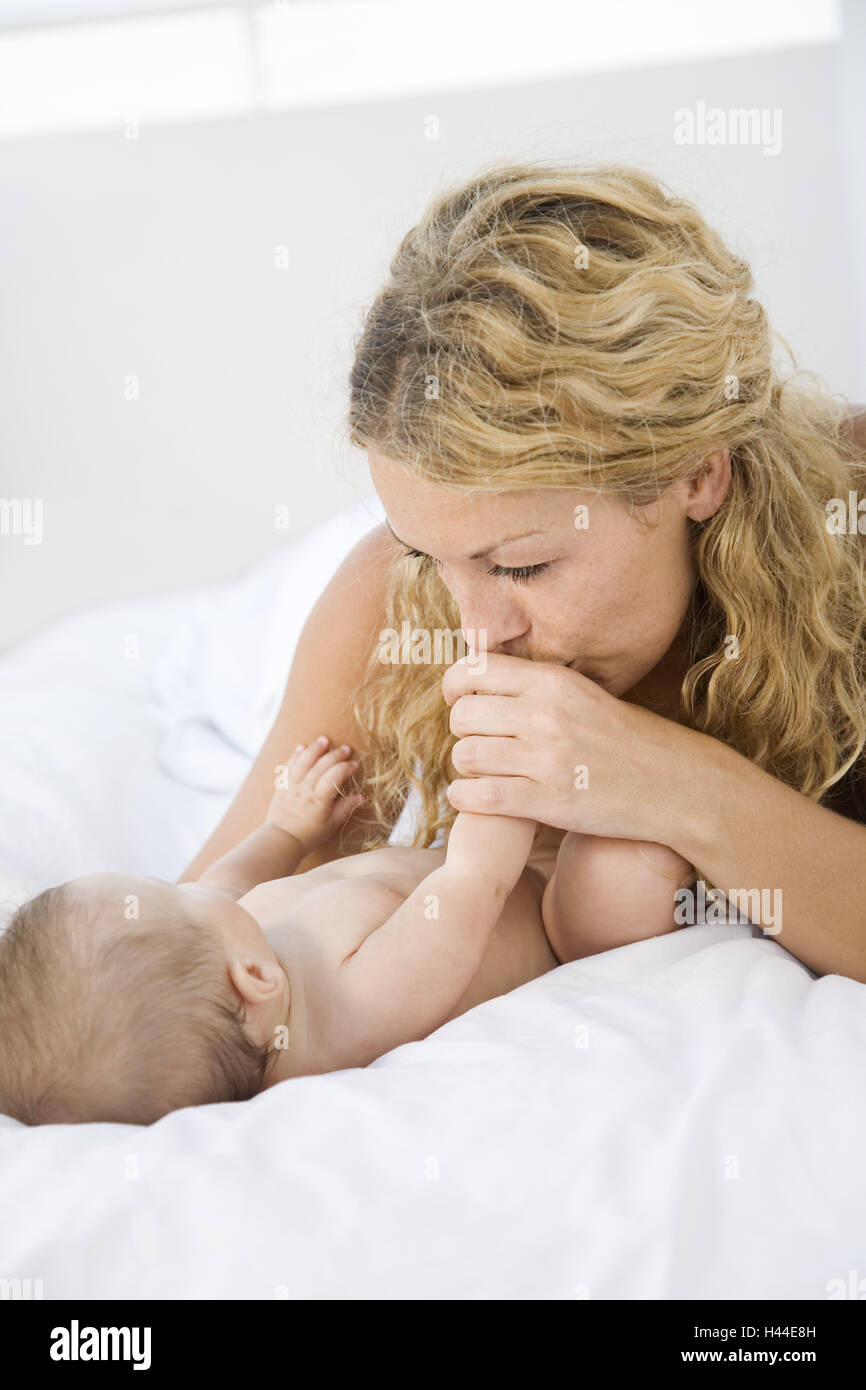 Mutter, baby, Bett, liegen, kuscheln, küssen, Leute, Frau, Kind, Kleinkind, zusammen, mütterlichen Liebe, Liebe, Naht, Schutz, Pflege, glücklich, stolz, Mutter stolz, Schlafzimmer, Zweisamkeit, innen, Touch, Mädchen, Liebkosung, Harmonie, Sicherheit, Stockfoto