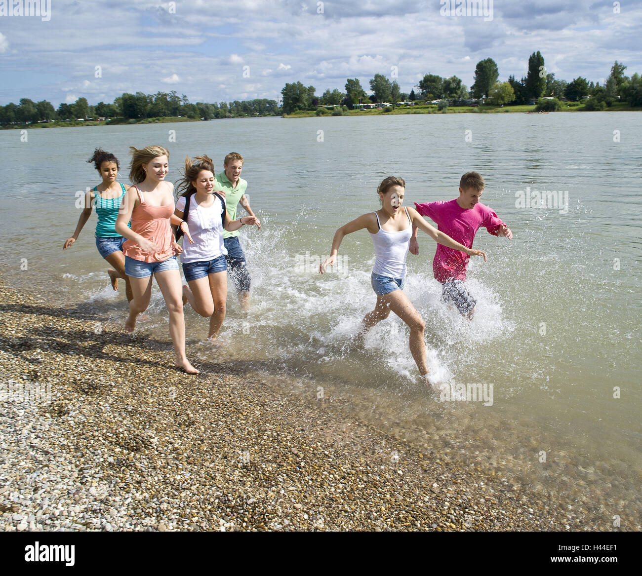 sechs junge Leute, barfuß, glücklich, Strand, Wasser, laufen, Stockfoto