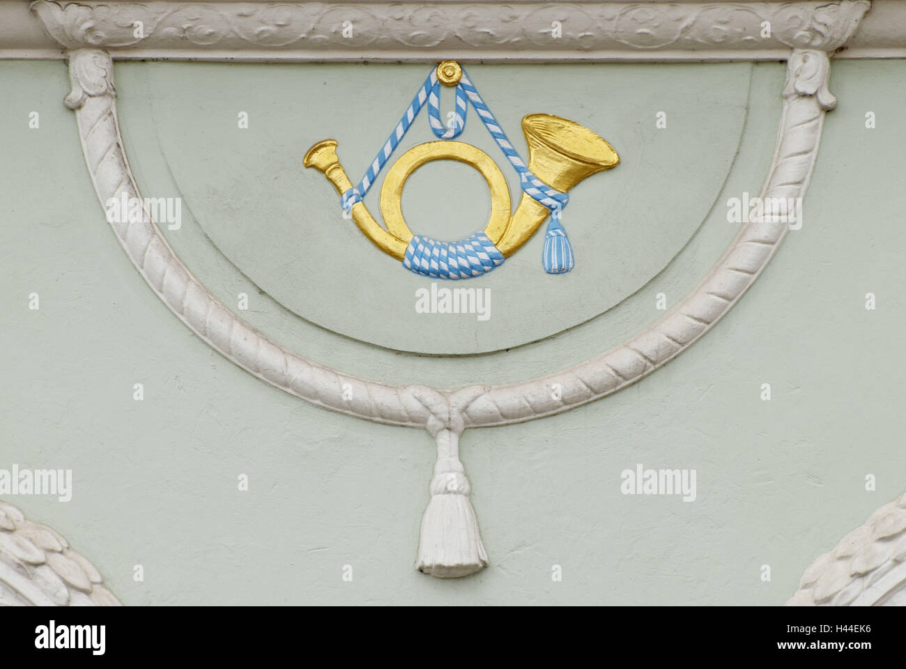 Posthorn, Wand, Schmuck, Gold, blau, weiß, Stockfoto