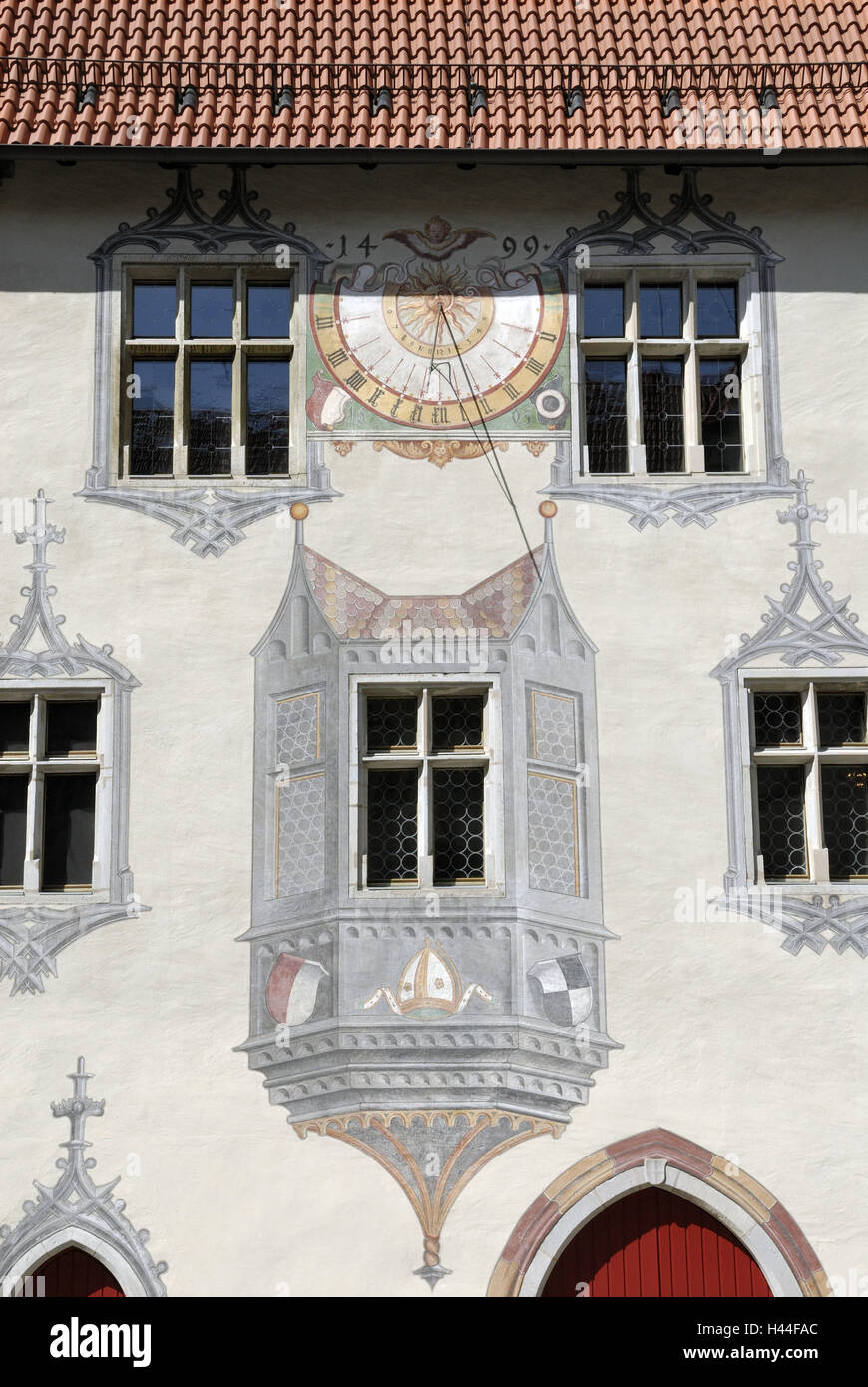 Hohe Burg, Schloss, Haus, Fassade, Sonnenuhr, Lüftlmalerei, Tür, Fenster, Dach, Deutschland, Bayern, Oberbayern, Allgäu, Ost-Allgäu, Füße, Stockfoto