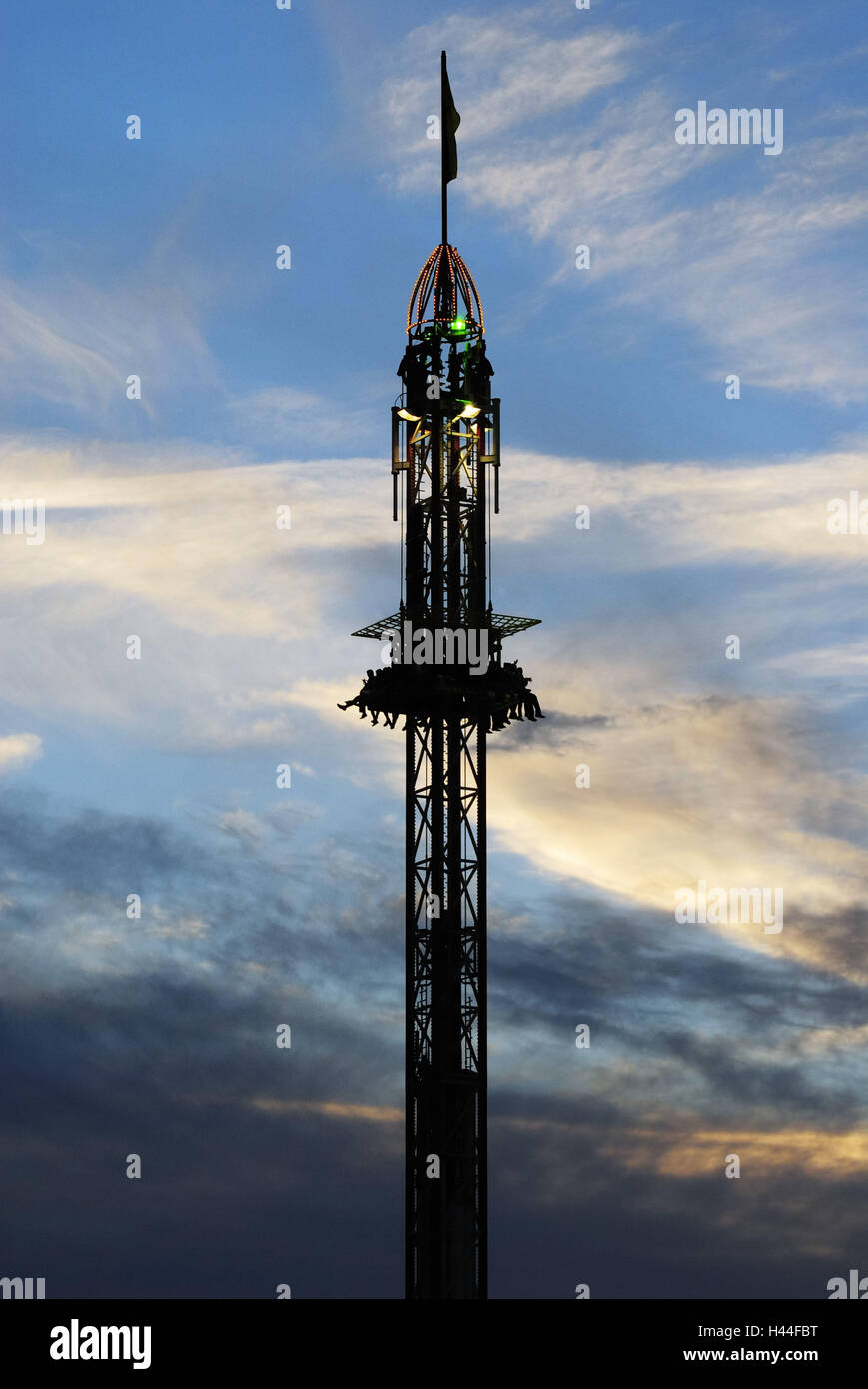 Fahrt Unternehmen, Freefall-Tower, Himmel, Licht, Oktoberfest, München, Bayern, Deutschland, Abend, Stockfoto