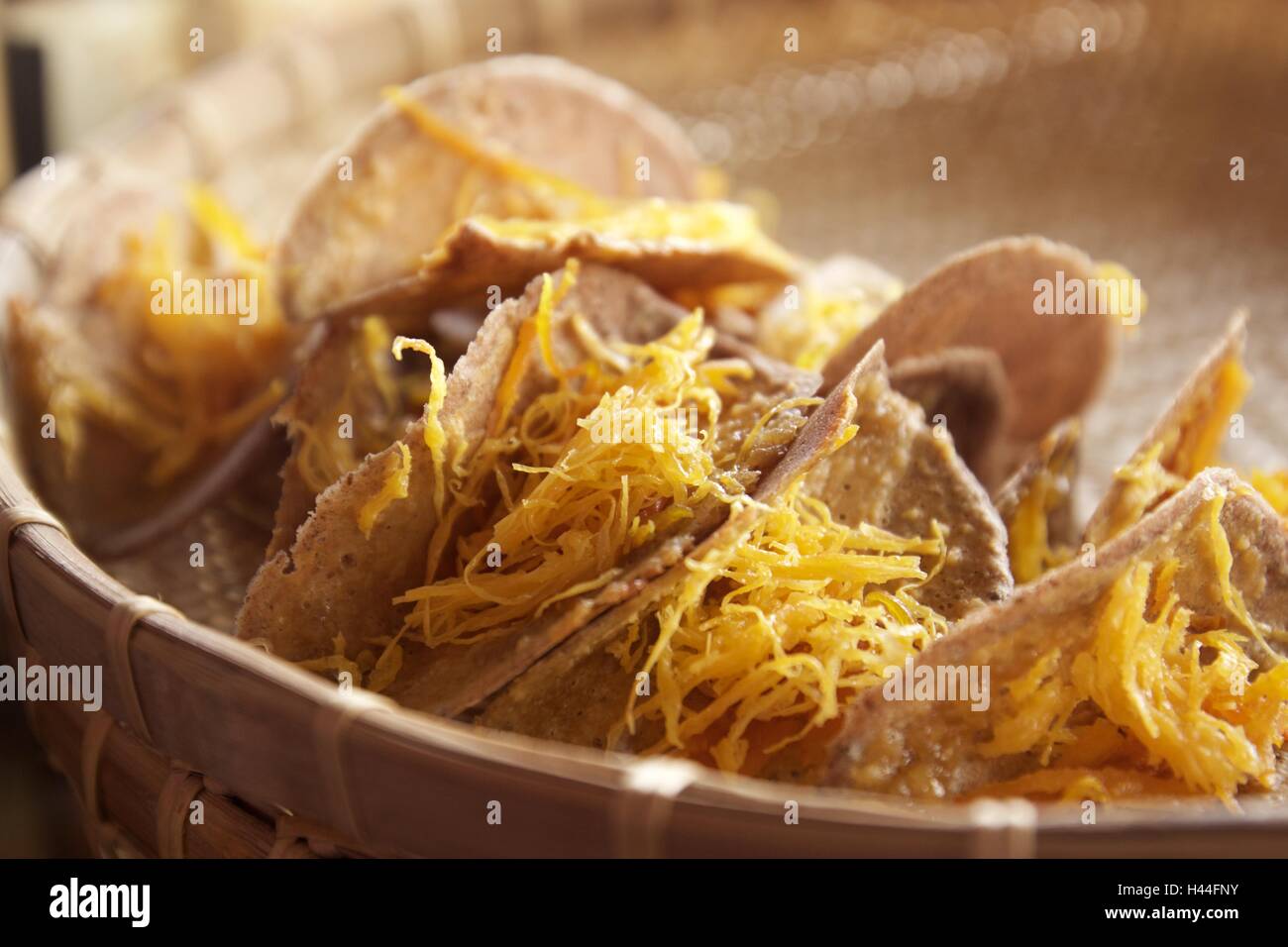 Thai Style gestochen scharfe Torte auf Dreschen Korb Stockfoto