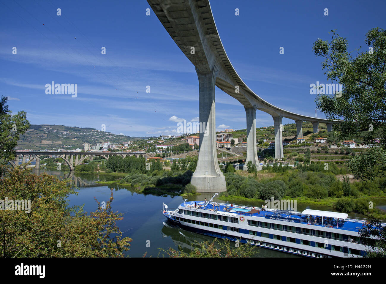 Portugal, Douro-Tal, Rio Douro, Ausflugsschiff, Autobahnbrücke, Stadt Regua, Stockfoto