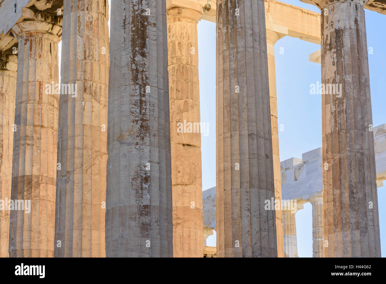 Detail der kannelierten dorischen Säulen des Parthenon auf der Akropolis in Athen, Griechenland Stockfoto