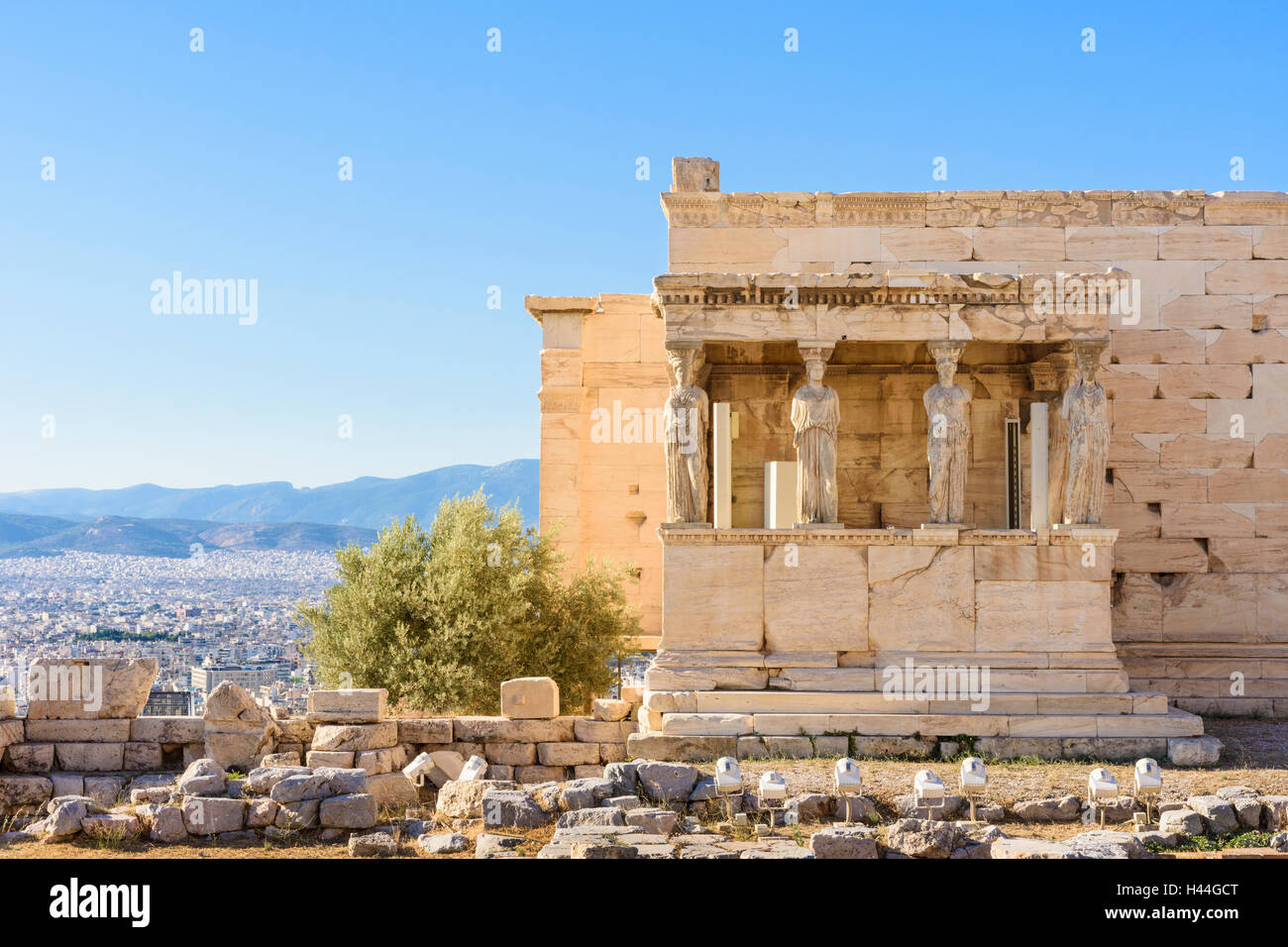 Die Veranda der Karyatiden und Erechtheion mit Blick auf die Stadt von Athen, Akropolis, Athen, Griechenland Stockfoto