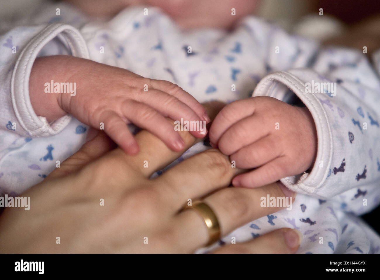 Neugeborenes Kind, Strampelanzug, Frauen Hand, Detail, Stockfoto