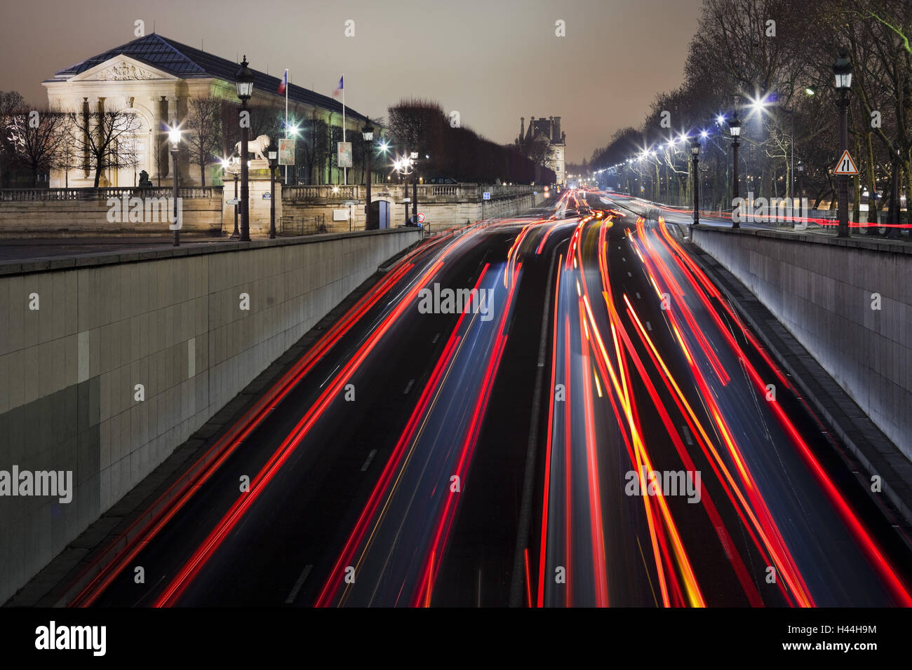 Frankreich, Paris, Louvre, Quai des Tuileries, Straßenszene, leichte Spuren, Nacht, Stockfoto