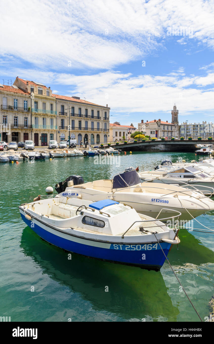 Kleine Boote vertäut an Ufern der Royal Canal verläuft durch die Mitte von Sète, Hérault, Frankreich Stockfoto