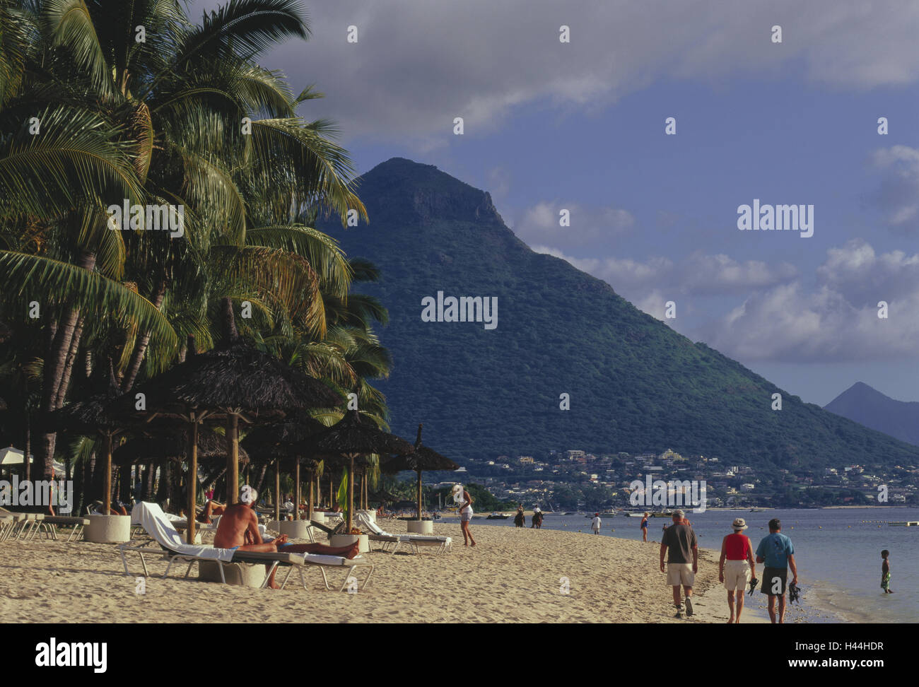 Maskarenen, Insel Mauritius, Flic En Flac, Westküste, Strand, Blick Tamarin, Mountain, Tour Elle (Ulna), die Sie Tamarin, Reiseziel, Ozean, Meer, Ort, Himmel, Wolken, Küste, Palmen, Sandstrand, Person, Tourist, Tourismus, kein Modell freigeben, Stockfoto