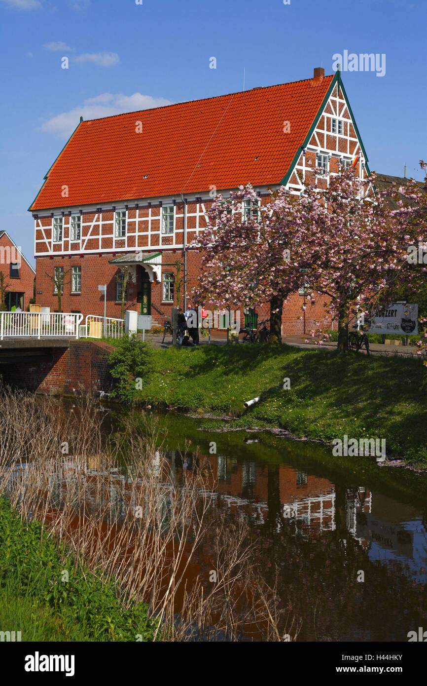Altes Land, Fachwerkhaus im Kanal in Jork-Borstel, Stockfoto Altes Land, Fachwerkhaus im Kanal in Jork-Borstel, Stockfoto