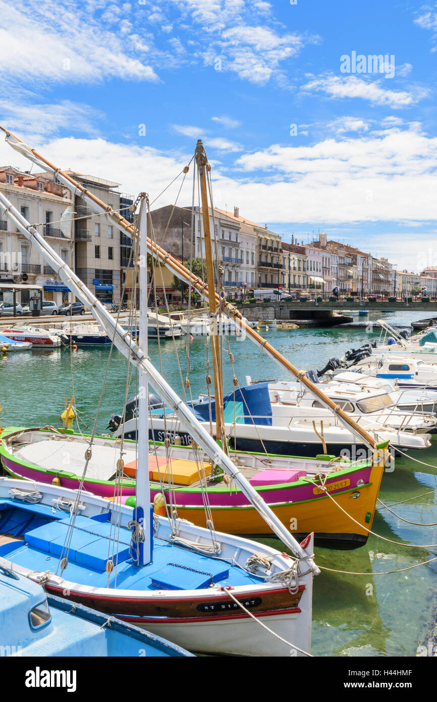 Kleine Boote entlang der Royal Canal verläuft durch die Mitte von Sète, Hérault, Frankreich Stockfoto