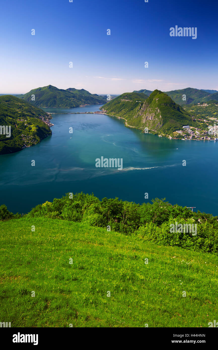 Blick auf die Stadt Lugano, Luganersee und Monte San Salvatore von Monte Bre, Tessin, Schweiz Stockfoto