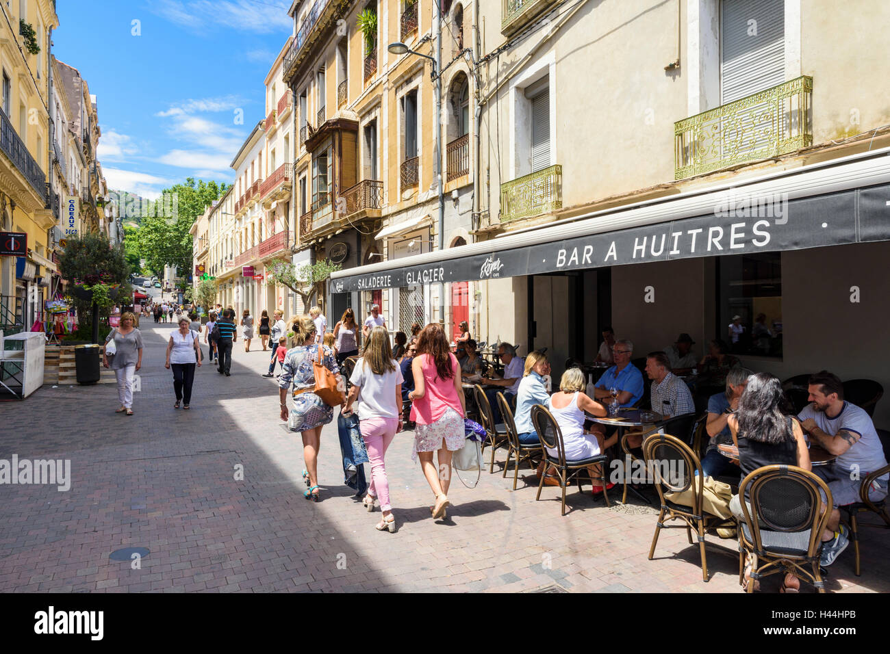 Cafe-Bar entlang der Fußgängerzone Rue Général de Gaulle, Sète, Hérault, Frankreich Stockfoto