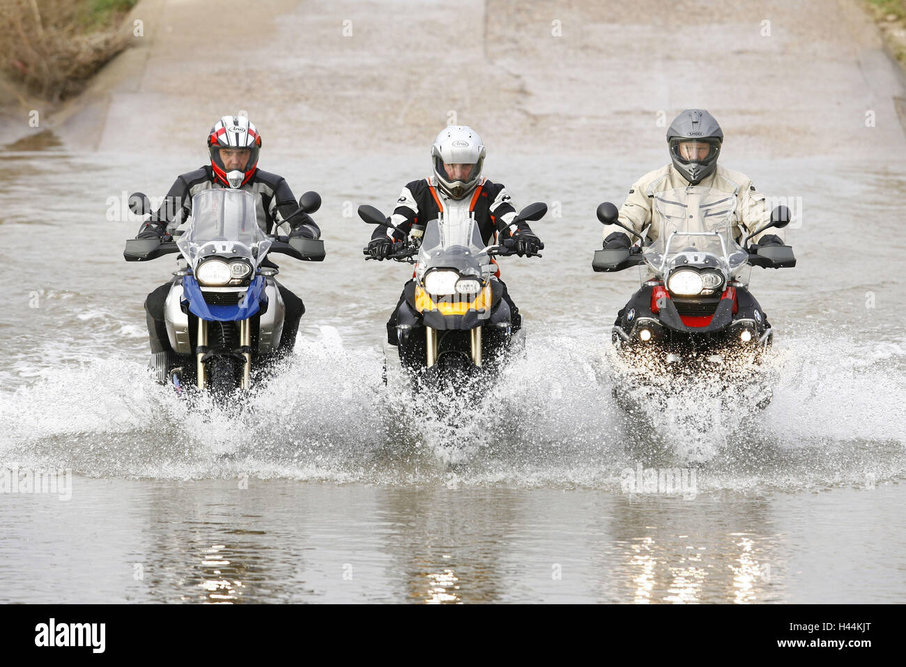 drei Motorradfahrer, BMW GS, Straße, Wasser, Stockfoto
