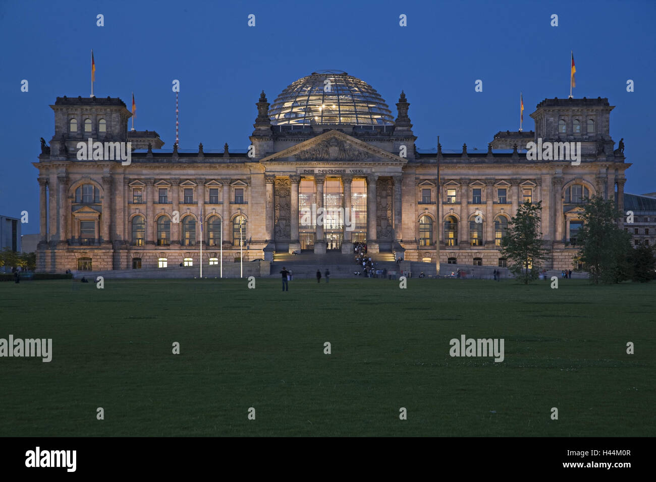Deutschland, Berlin, Reichstagsgebäude, Nationalflaggen, Beleuchtung, Abend, nur redaktionell!, Europa, Stadt, Hauptstadt, Teil Stadt, Berliner Zoo, Regierungsgebäude, Reichstag, Regierung, Sitz des Deutschen Bundestages, Architektur, Sehenswürdigkeit, Deutschland Flagge, Stockfoto
