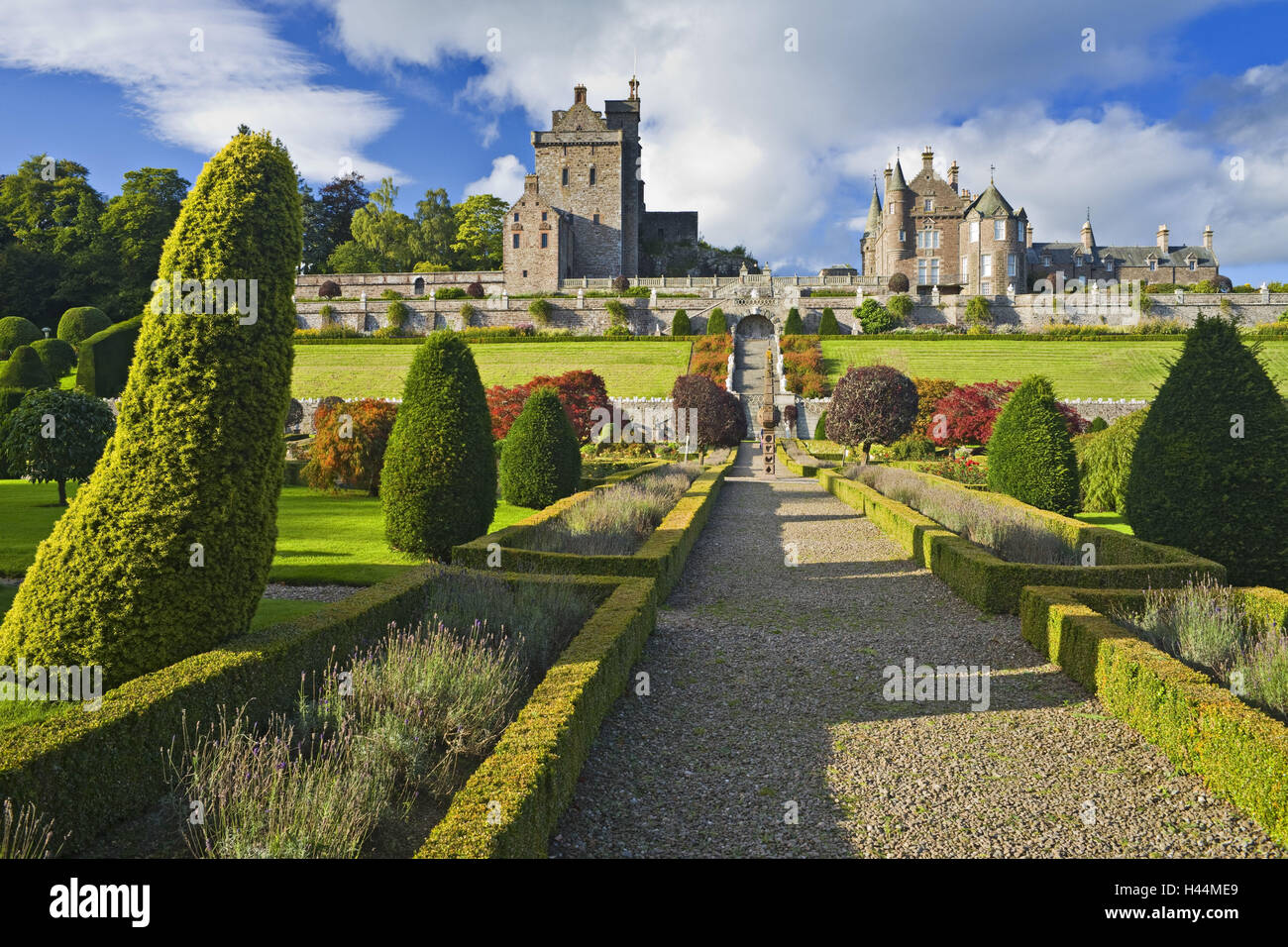 Großbritannien, Schottland, Rossshire und Cromatyrshire, Drummond Castle, Gartenweg, Stockfoto