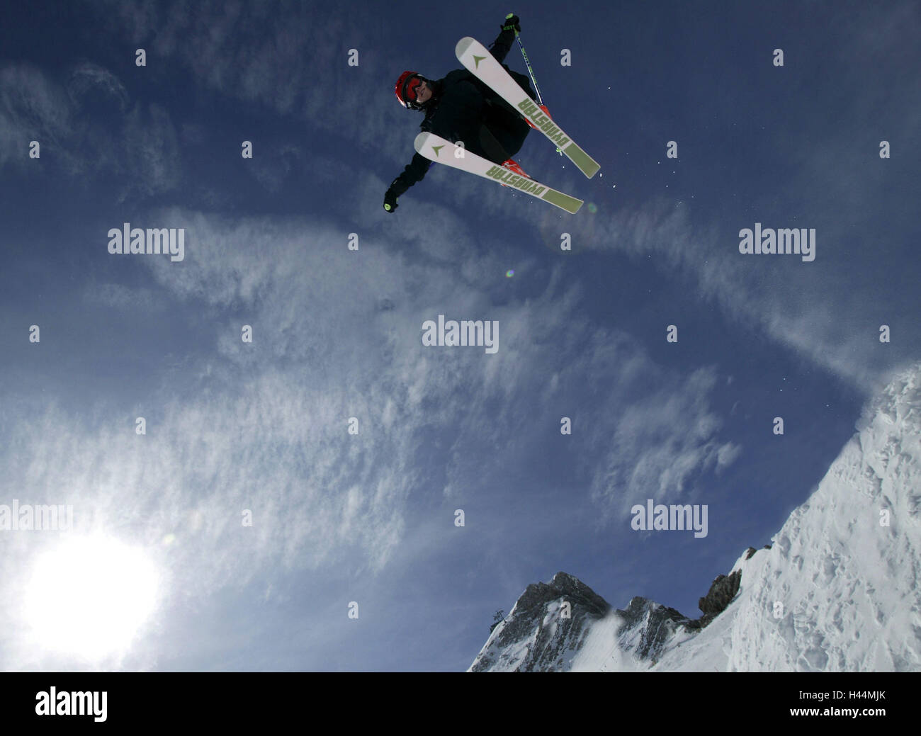 Skifahrer mit Riss, von unten, keine Property-Release, kein Model-release Stockfoto