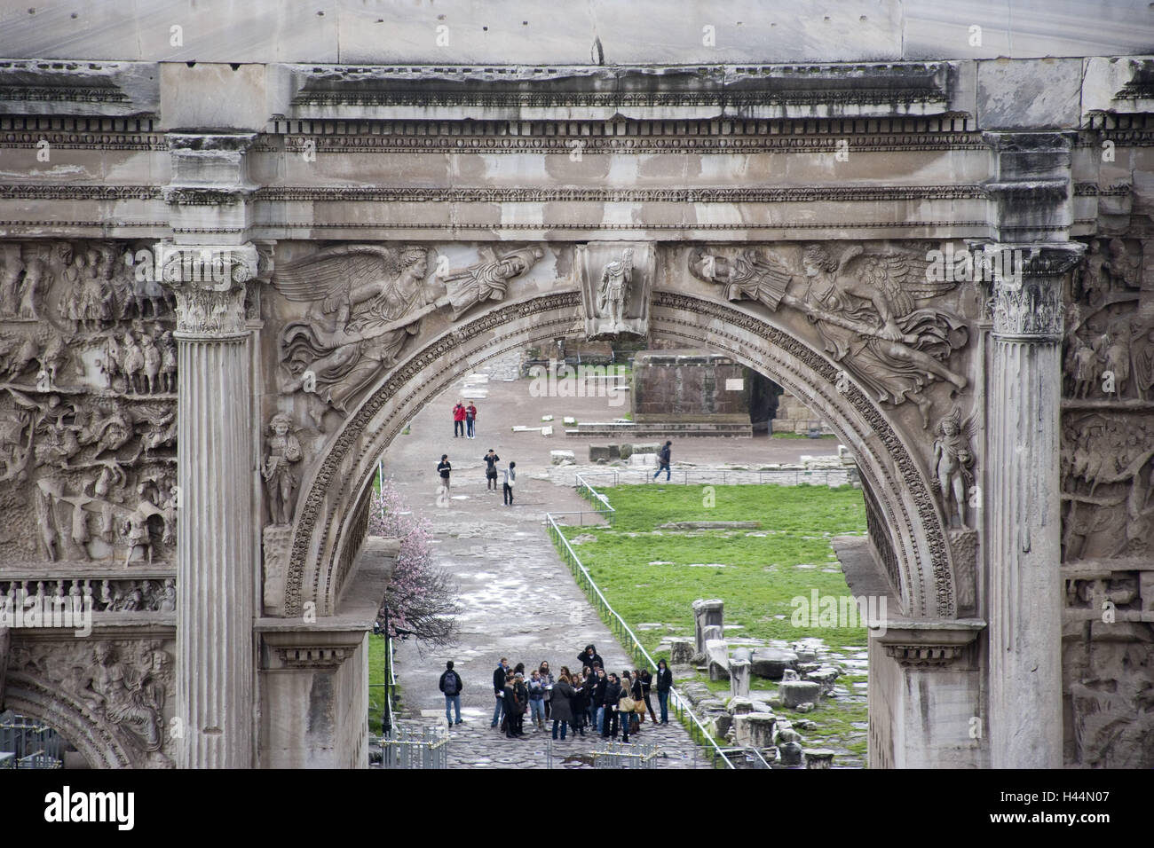 Forum Romanum, Ruinen, Triumphbogen, Detail, Besucher, Rom, Italien, Stockfoto