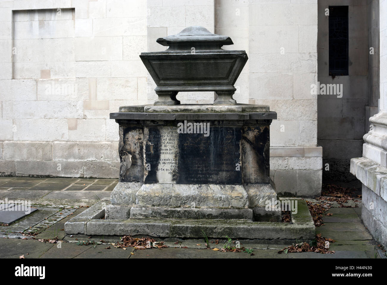 Ein Grab in St. Alphege Kirchhof, Greenwich, London, UK Stockfoto