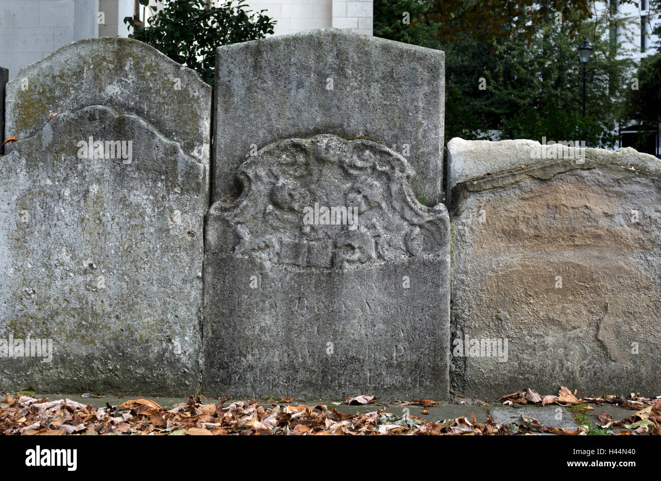 Alte Grabsteine in St. Alphege Kirchhof, Greenwich, London, Großbritannien Stockfoto