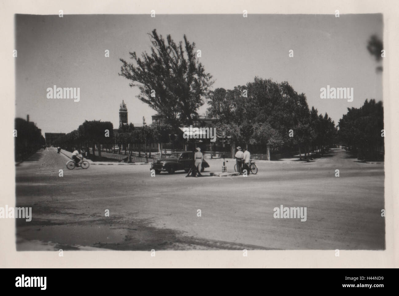 Kreuzung an der Ahmed Oraby Street und Salah Salem Road in Ismailia Ägypten mit der Römisch-katholischen Kirche Saint Francois de la Salle in der Ferne. Fotografiert im Jahr 1952 Stockfoto