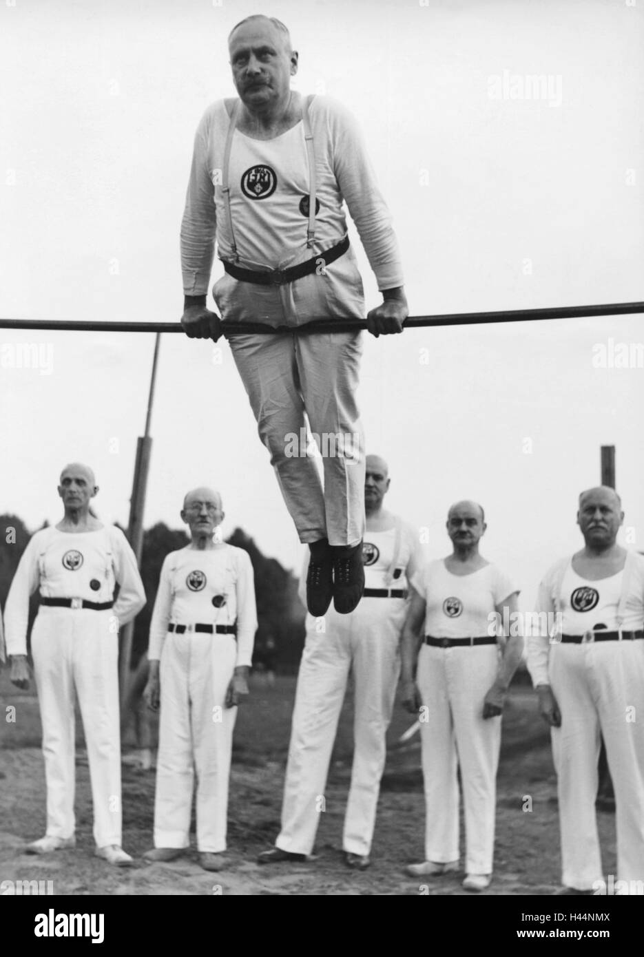 Deutschland, Berlin-Neukölln, Turnverein, Alter Kader Turnier, Senior, Feld-Boom, Sportplatz, Sport, Mannschaftssport, Club, Turnier, Wettbewerb, Gymnastik Club-Jahn-1865, senior Reihen, Menschen, Turner, Sportler, Turner Reihen, Senior, Mann, alt, agil, Passform, kraftvoll, sportlich, Sportbekleidung, ernst Zuschauer Felgatschwung, Kraft, stretching, Sportgeräte, Nostalgie, im Außenbereich Stockfoto