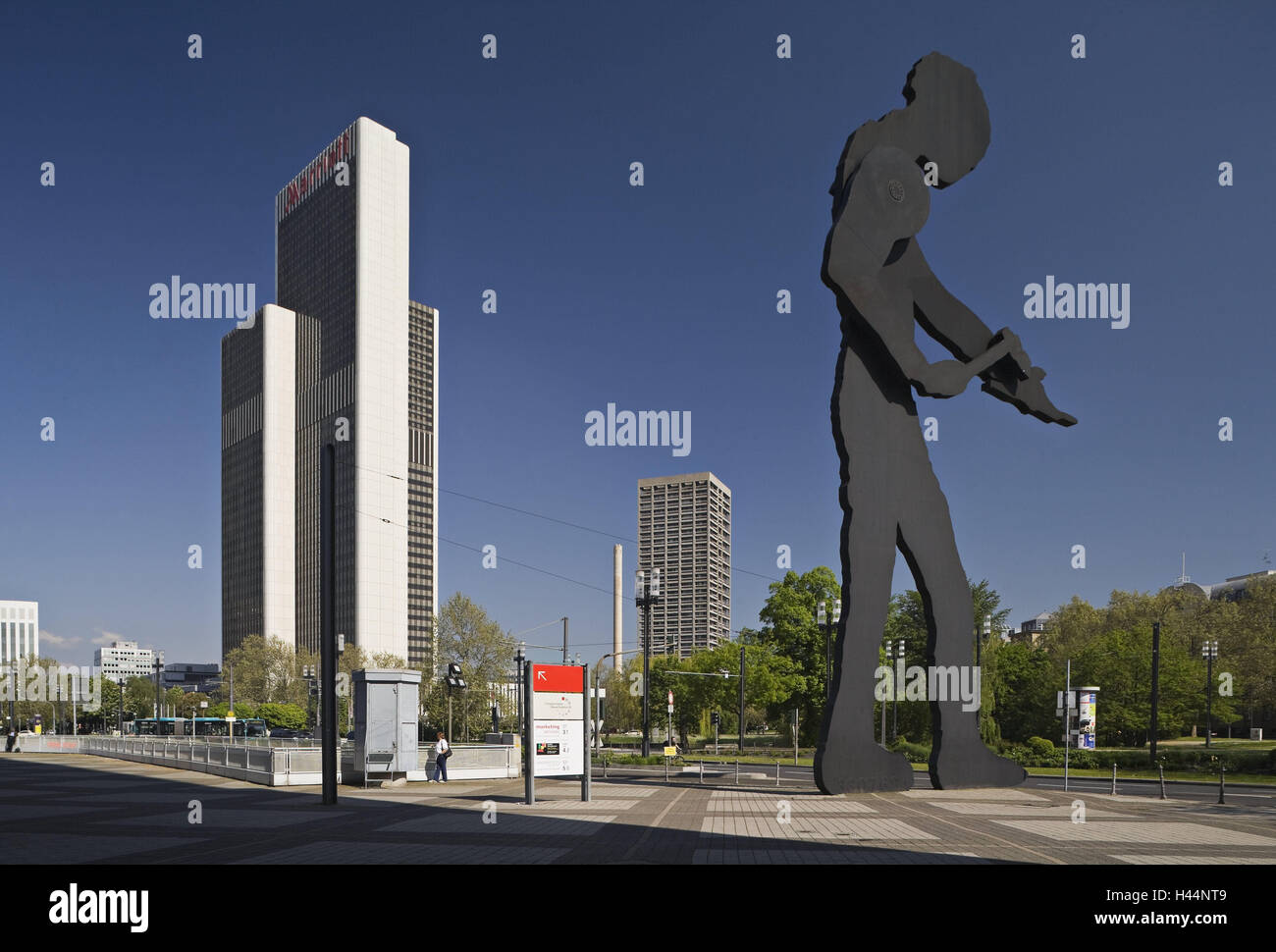 Deutschland, Hessen, Frankfurt, der wichtigsten Hochhaus, Bürogebäude, Skulptur, "One Hämmern", Stadt, Finanzmetropole, Main-Metropole, Gallusviertel, Masse vierte, Messegelände, Hochhäuser, Wolkenkratzer, Ludwig Erhard-Anlage, Gebäude, Architektur, Plastik, Hammermann, Kunst, Ort von Interesse, Reiseziel, Tourismus, Stockfoto