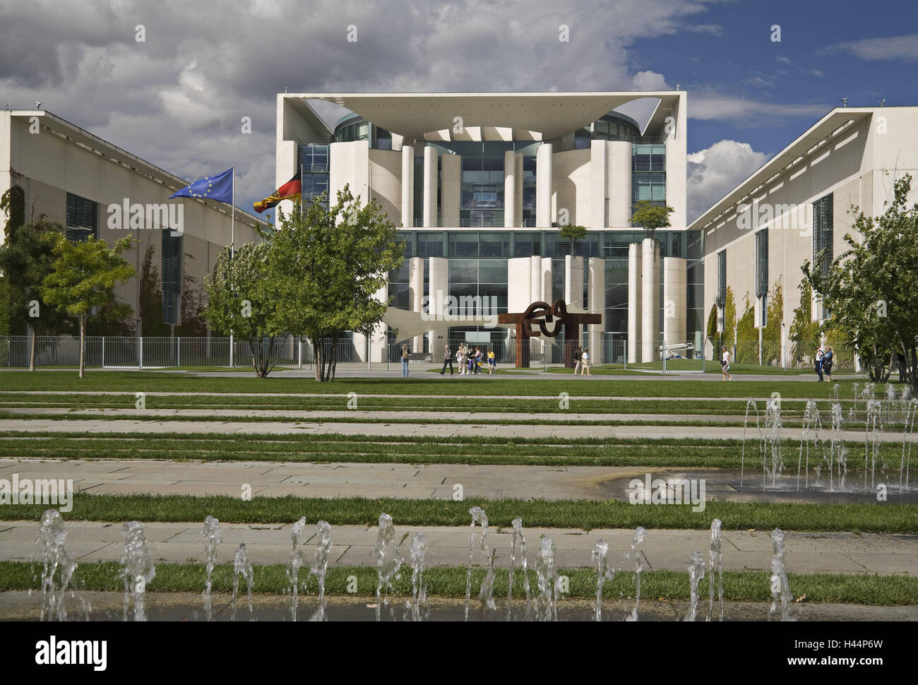 Deutschland, Berlin, Büro des Bundeskanzlers, Haupteingang, Brunnen, Skulpturen, Europa, Stadt, Hauptstadt, Spree-Bogen, Gebäude, Symmetrie, Regierungspolitik, Kanzleramt, Politik, Regierung, Architektur, Eingang, Modern, Brunnen, spielen, Wasser, Menschen, Bäume, Stockfoto