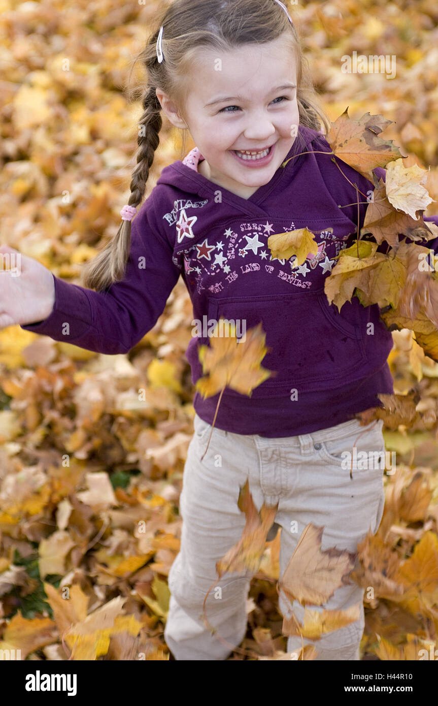 Mädchen, Herbstlaub, spielen, Stockfoto