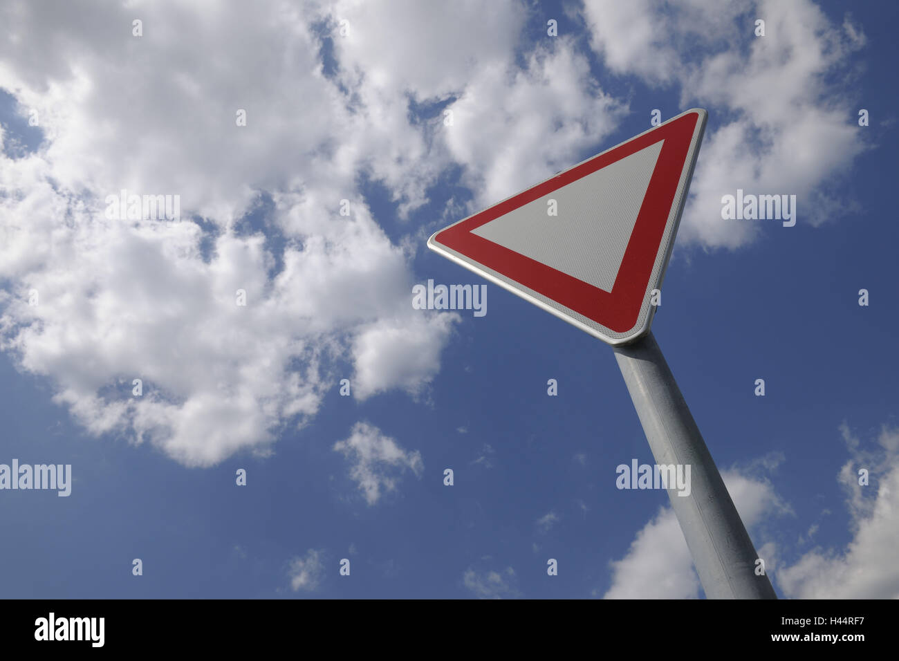 Rechten Weg der achte Schild, Schild, Schild, richtig, Himmel, Wolken, blau, Bayern, Deutschland Stockfoto